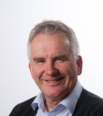 TRUR FRAMTIDA ER MOBIL: Banksjef Oddstein Haugen i Luster Sparebank.