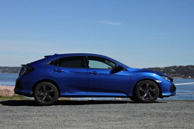 COUPÉ: Silhuetten til bilen minner om ein coupé. Det gjer at takhøgda i baksetet lir litt.