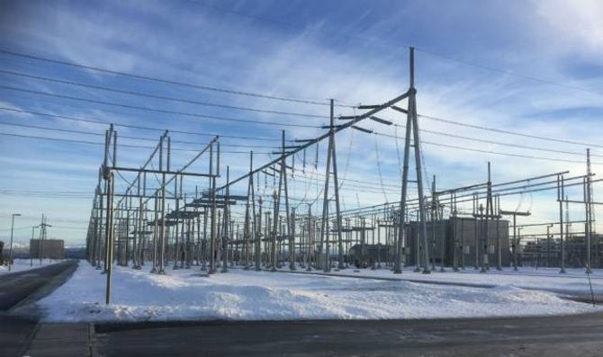 NY TRAFO: Som eit ledd i den nye kraftlinja har det blitt bygd ein ny og ganske enorm transformatorstasjon på Hagafjellet i Sogndal.