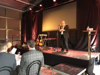 TALE: Jarle Aarvoll snakkar for den festkledde forsamlinga.