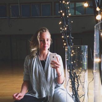 LARVER I MATEN: Trine Marie Johansen frå Årdal fekk seg eit lite sjokk då ho opna frukostblandinga frå AXA.
