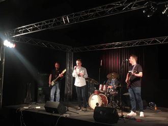 KONSERT: Jostein Ålhus frå ASVO-bandet tek seg av vokalen på ein av låtane frå husbandet under festen, beståande av Ketil Thorbjørnsen, Kenneth Araneda Sandnes og Øyvind Aga.