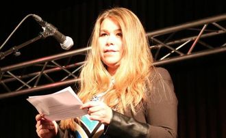 VELKOMSTTALE: Dagleg leiar ved Indre Sogn ASVO, Veronica Øyre, heldt velkomsttale før maten og konserten kom i gang.
