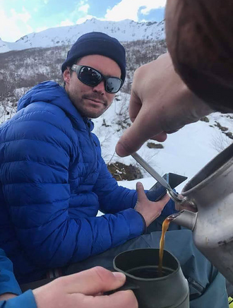 På tur i påska fekk vi konsummert dugeleg med kaffi, her sit vi i Velleseterdalen og gledar oss.