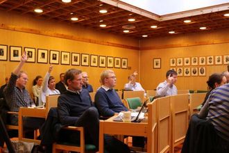 SJU-SJU: Sju stemmer frå Ap, SV og Venstre mot Sp sine sju vart røysteresultatet, noko som gjorde at setteordføraren fekk dobbelstemme.