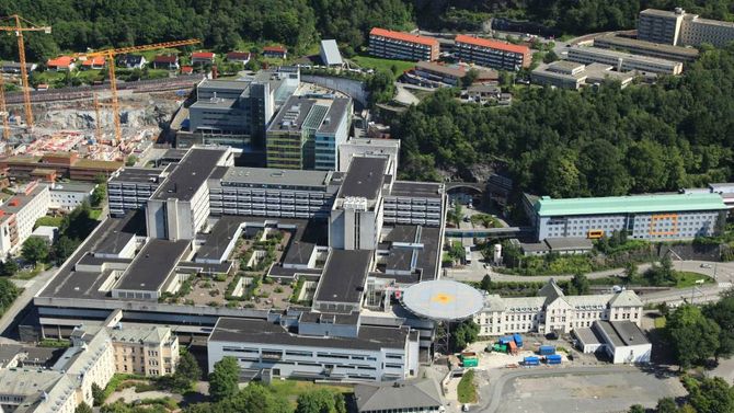 ALVORLEG SKADD: Den berga skiløparen vart til i går lagt inn på Haukeland universitetssjukehus med alvorlege skader. Neste dag vart tilstanden oppjustert til kritisk.