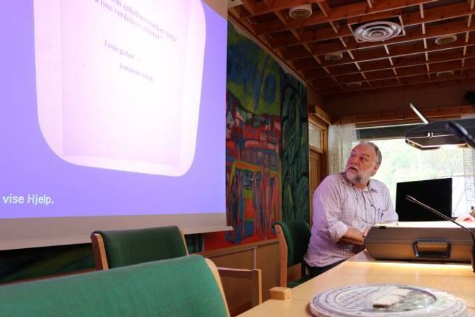GODT MILJØTILTAK: Kursleiar Christian Zurbuchen, ringleiar i Økoringen Vest, forklara kvifor heimekompostering har mykje føre seg.