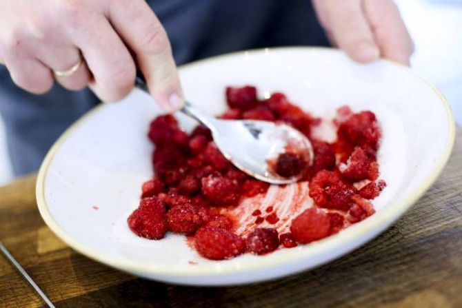 KJAPT: Mos bringebæra raskt saman med sukker.