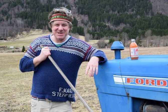 SMAK AV SOGN: Epler frå Sogn er ein viktig ingrediens i energidrikksatsinga til Mads Bækkelund. På sikt håper han å få opp ein fabrikk i Sognefjord-regionen.