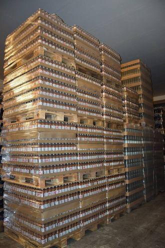 PAKKA OG KLAR: Slik ser 25.000 flasker med energidrikk frå Sogn ut.
