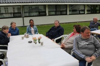 KOSA SEG: Berit Mikalsen (f.v.), Inger Karlsen, Gunn Helene Buhaug, Gudrun Slinde, Marit og Jan Asle Steinheim kosar seg på sjørøvarfesten.