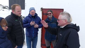 – FOR GALE: Oddmund Einemo tykkjer det er for gale at ikkje dei skotne reinane blir nytta til mat. Her er Einemo i samtale med landbruksminister Jon Georg Dale. Arkivfoto