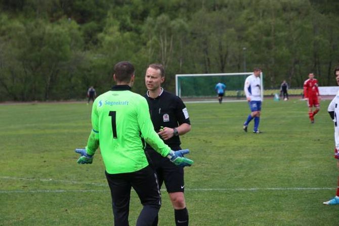 FEKK BESKJED: Hovland jagde på eigne spelarar heile kampen, og til og med publikum fekk svar. Då sette Jonny Skjerven ned foten.