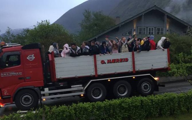 TRADISJON: I Årdal er det ein tradisjon at russen køyrer rundt i bygda i stor lastebil og vekker foreldra sine (og alle andre).