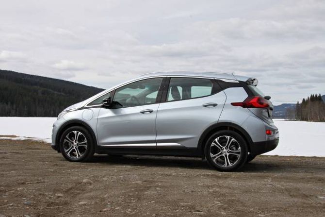PLASSUTNYTTING: Elmotoren framme er liten, batteria ligg i golvet og under baksetet. Det gjer at kupeen tar ein stor del av volumet på bilen.