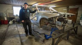 HEIMEMEKKA: Alvin Lægreid byggjer bil på ein låve. Sogndølen satsar hardt på den veksande motorsporten drifting.