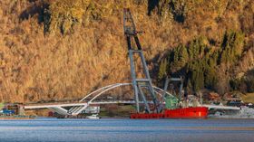 HISTORISK LØFT: I fjor vart hovudspennet på den nye Loftesnesbrui løfta på plass av Norges største kranbåt. Foto: Øyvind Nondal
