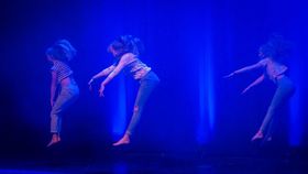 DANSE- OG KOREOGRAFIKURS: Her frå ei tidlegare dans på scena i UKM. Ein av aktivitetane ungdomane i Årdal får tilbod om kurs i under seminarhelga sist i januar.