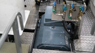 En Oswald PM elmotor og generator på 150 kW står i hvert katamaranskrog. Den er koblet påen ZF girboks og West Mekan CP (vribar propell).