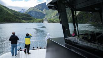 Turistene nyter naturen i stillhet under elektrisk seilas i 8 knop inn Nærøyfjorden til Gudvangen.