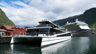 Katamaranen Vision of the Fjords er hybrid og går mellom Flåm og Gudvangen. Den seiler utslippsfritt med 400 turister om bord inn Nærøyfjorden. I år kommer Future of the Fjords som er 100 % batteridrevet.
