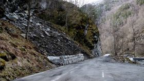 VERT SIKRA: Den populære turistvegen i Galdane i Lærdal er utsett for ras. No skal to kilometer av han bli reinska og sikra. Foto: Jan Christian Jerving.