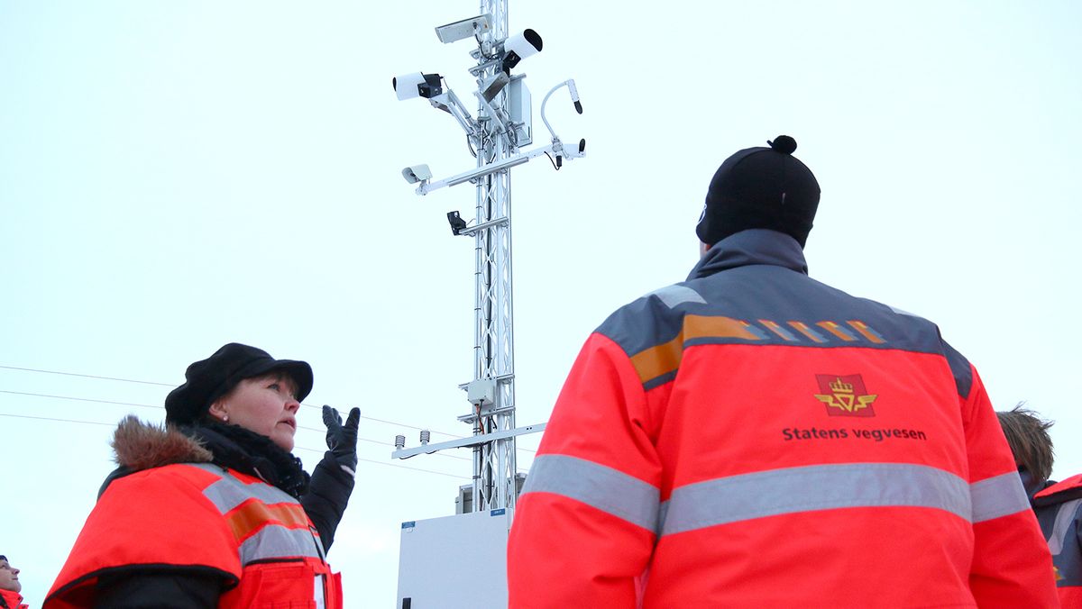 Her kommuniserer trailerne med veien Tu.no Selvreparerende hollandsk asfalt skal lade opp elbiler på