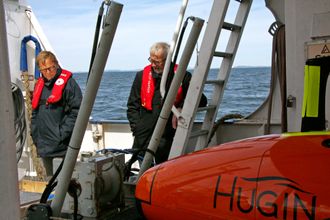 Hugin gjøres klar for et nytt dykk på jakt etter miljøsyndere og kanskje nye skatter. Svein Almedal og Roars Jonstang følger med AUV-operatør Espen Stange fra Kongsberg Maritime.