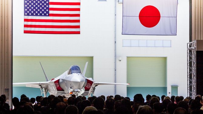 AX-5, det første japanskbygde F-35A, rulles ut av Mitsubishi-fabrikken for et halvt år siden.