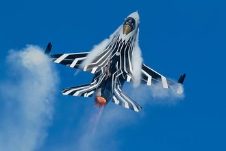 Belgiske Tom «Gizmo» De Moortel skal vise hva F-16 er god for når det slipper å drasse på eksterne sensorer, drivstofftanker og bomber.