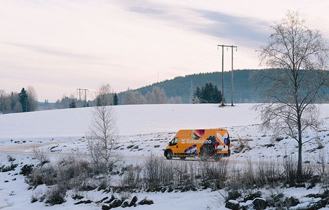 Fargerikt innslag i norsk vinterlandskap.