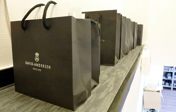 PICK UP-BESTILLINGER: På rad og rekke står poser med varer som skal hentes i butikken av nettkunder.