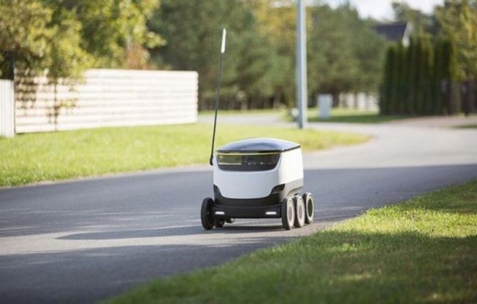 De tradisjonelle løsningene for vareleveranser utfordres stadig. Om de mye omtalte Starship-robotene slår til, vil tiden vise, men at mye er i vente er det ingen tvil om.