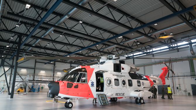 AW101 inne i den ene av tre helidokker da hangaren på Sola ble offisielt åpnet i juni.