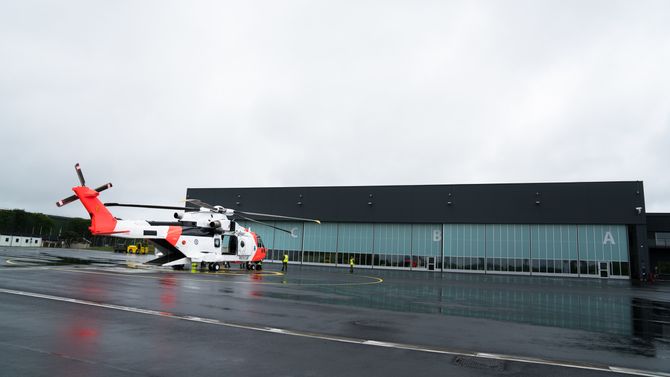 Et av redningstjenestens nye AW101-helikoptre utenfor 330-skvadronens nye basebygg på Sola.