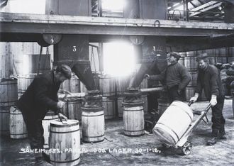 Eksport: Tretønner med kalsiumnitrat på vei til Kina i 1913.