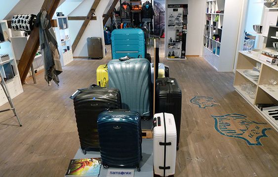 Kofferter er en viktig vare. I showroomet på Bryn i Oslo har han noen av dem stående for dem som ønsker å se og kjenne på dem.