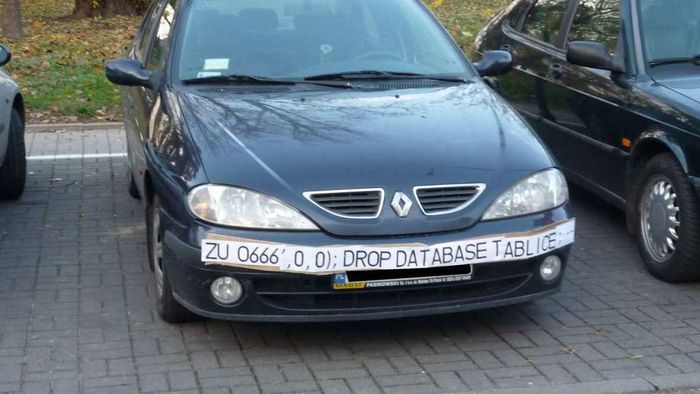 Bil med skiltnummer som potensielt kan utløse et SQL-injiseringsangrep.