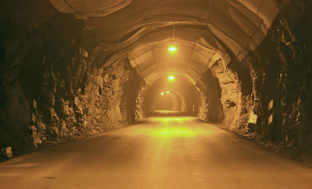 Trafikken gjennom  Bjørgatunnelen er beskjeden. Det bærer standarden preg av. Den som får kontrakten skal utføre noe rensking og bolting i tillegg til elektro- og SRO-abeidet.