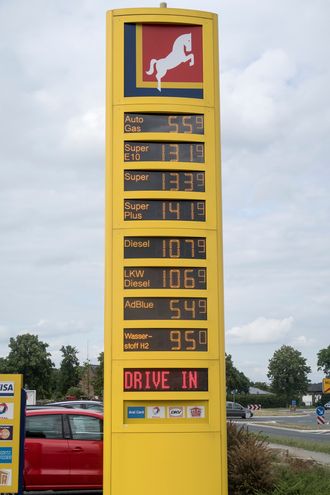 Energistasjon: Betegnelsen bensinstasjon kan raskt bli utdatert når det er så mye å velge i som ved denne tyske fyllestasjonen. Her kan man også fylle hydrogen til 9,5 Euro per liter. dette H2-skilt