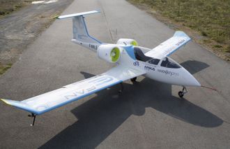 Det elektriske flyet E-Fan ble presentert av Airbus i 2014. Senere har flyet blitt ombygd med en mindre forbrenningsmotor, slik at det i dag fungerer som et hybridfly.