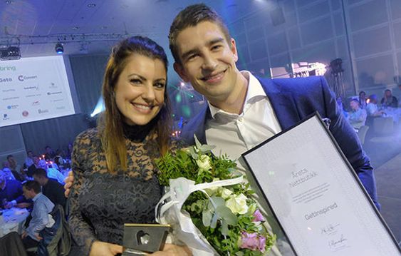 VANT I FJOR: Silje og Sindre Landevåg smilte om kapp etter å ha sikret seg prisen som «Årets Nettbutikk» for deres mangeårige engasjement med nettbutikken Get Inspired.