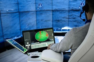 Alle sensorer, kameraer og annet utstyr sender informasjon på sikker linje til kapteinen i København. Det er et mannskap på fire om bord under fjernstyringsoperasjonene.