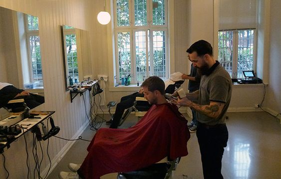 Salvador, aka Lord Jack Knife, omtalt som en av verdens beste barberere av det internasjonale herremagasinet GQ, finner du titt og ofte med barberkniven i hånden hos Dapper og et par andre steder i Oslo.