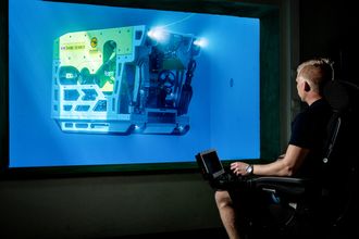 Tester: I det nye testbassenget kan pilot Joakim Krokedal Slettemeås, følge med gjennom vinduet hvordan roboten oppfører seg i virkeligheten ikke bare via en monitor.