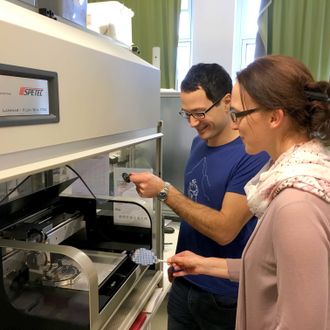 Forskerne Christina Schindler og Bernhard Huber foran blekkstråleskriveren på laboratoriet.