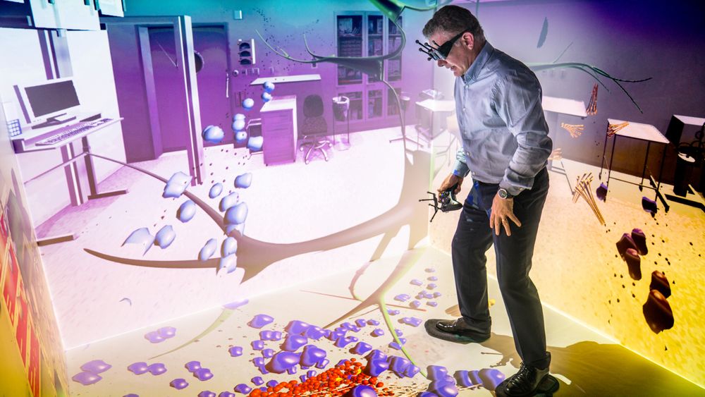 Dan Lejerskar i et VR-rom på Eon-senteret i Elverum.