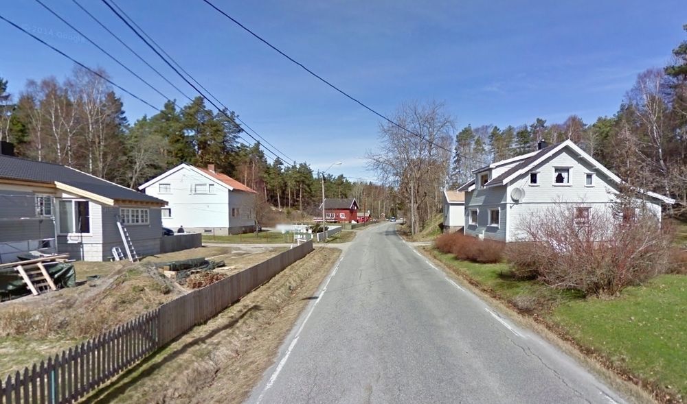 Randbebyggelse er ingen mangelvare langs fylkesveg 410, men tilbudet til fotgjengere og syklister er ikke mye å skryte av. Gang/sykkelvegen kommer på venstre side på bildet.