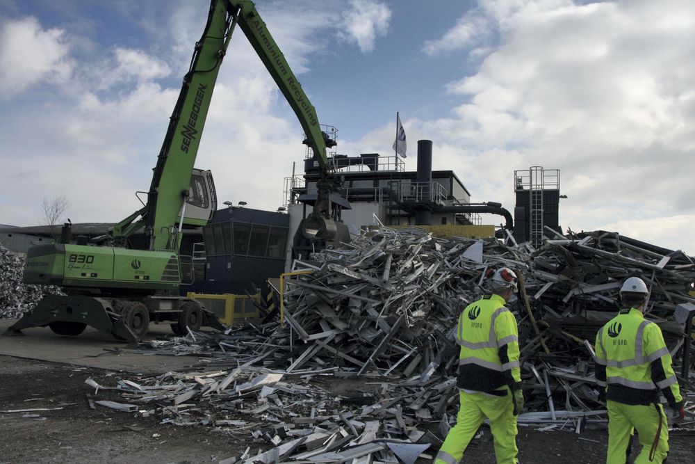 Erfarne medarbeider tar en rask titt på lasset som nettopp er kommet inn og bestemmer hvordan det skal håndteres videre.