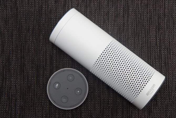 Amazon Echo (øverst) ved siden av Amazon Echo Dot. Begge kan gjøre det samme, men Echo kan også fungere som Bluetooth-høyttaler.